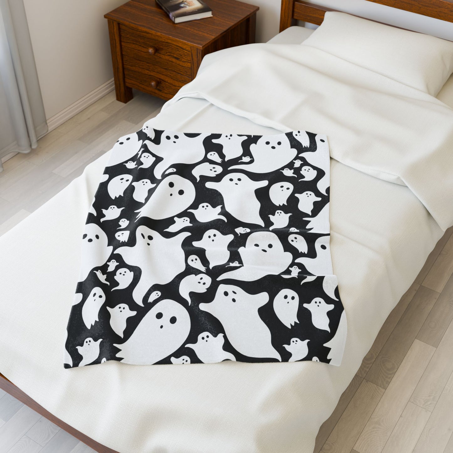 Spooky Ghost Plush Blanket - Cozy Home Décor
