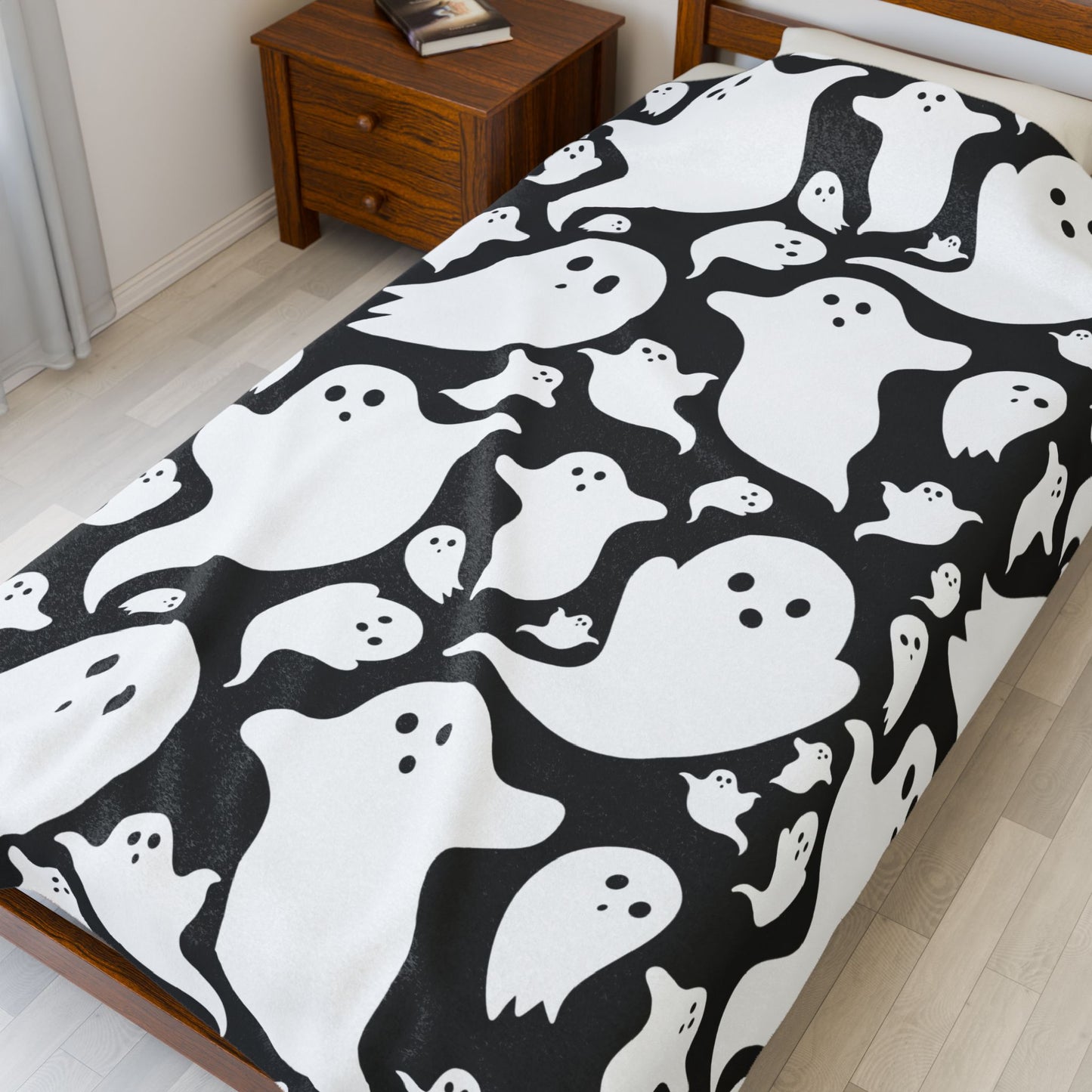 Spooky Ghost Plush Blanket - Cozy Home Décor