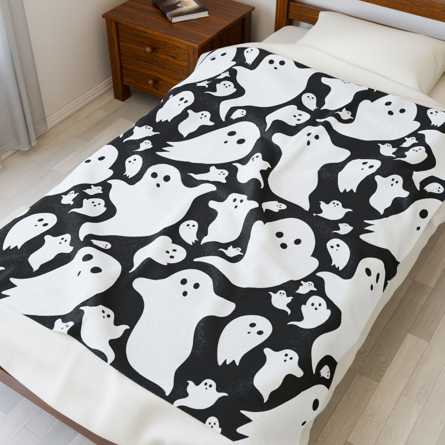 Spooky Ghost Plush Blanket - Cozy Home Décor